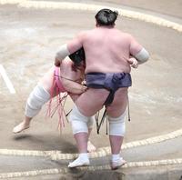 　照ノ富士（右）を寄り切りで破った宇良（撮影・棚橋慶太）