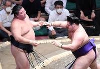 　明生（右）に押し出しで敗れた正代（撮影・棚橋慶太）