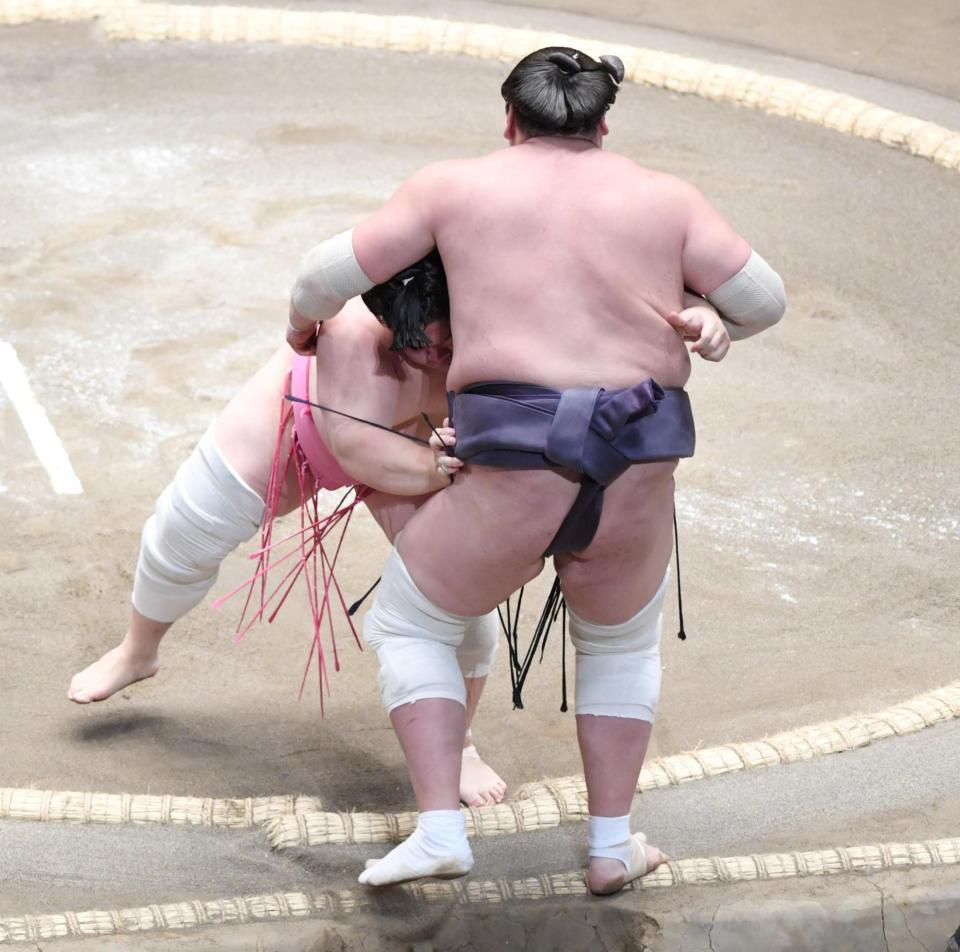 　照ノ富士（右）を寄り切りで破った宇良（撮影・棚橋慶太）