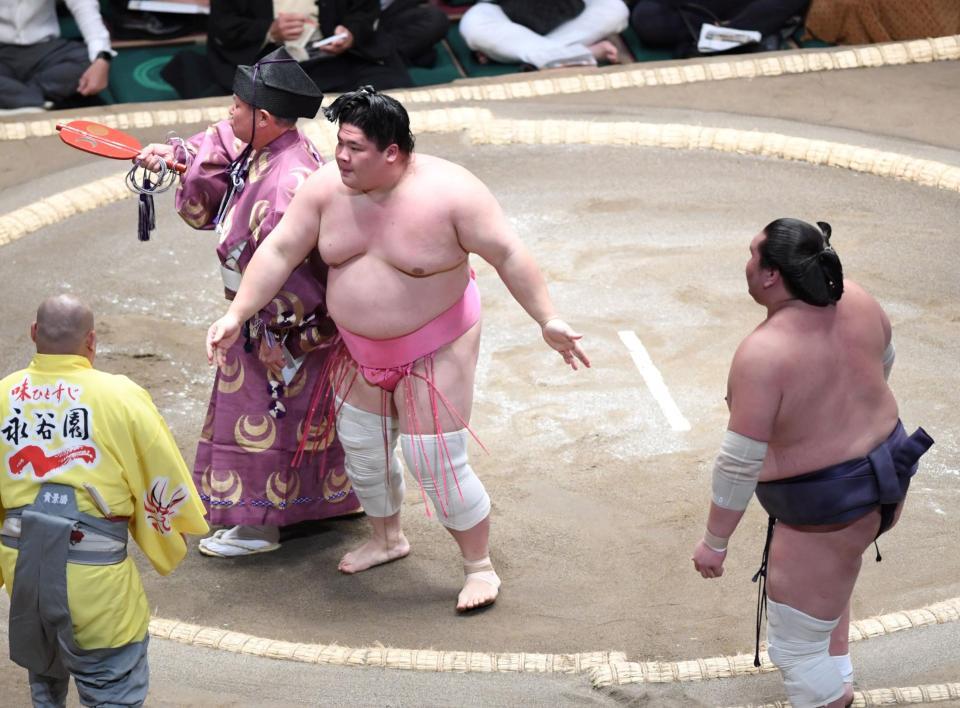 　照ノ富士（右）を寄り切りで破った宇良（撮影・棚橋慶太）