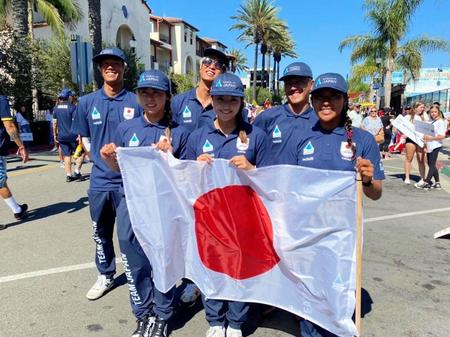 　ワールドゲームズ日本代表の（後列左から）上山キアヌ久里朱、五十嵐カノア、村上舜、（前列左から）都筑有夢路、松田詩野、前田マヒナ（日本サーフィン連盟提供）