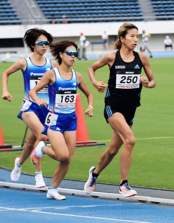 　女子３０００メートルのペースメーカーを務める新谷仁美（右）＝東京・駒沢陸上競技場