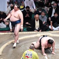 　貴景勝（右）をはたき込みで破った玉鷲（撮影・棚橋慶太）