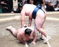 　玉鷲（右）にはたき込みで敗れた貴景勝（撮影・棚橋慶太）