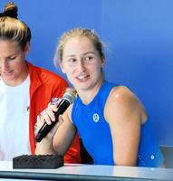 　東レ・パンパシフィック・オープンの公開ドローで大坂なおみとの対戦が決まり、苦笑いを浮かべるサビル（右）。左はプリスコバ