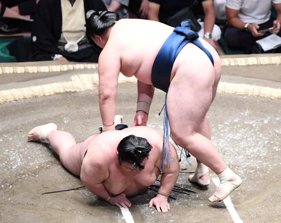 　玉鷲（右）にはたき込みで敗れた貴景勝（撮影・棚橋慶太）