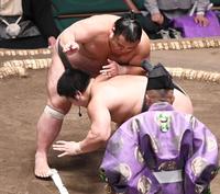 　千代嵐（左）にはたき込まれ敗れた川副（撮影・園田高夫）