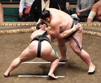 　千代嵐（右）に叩き込みで敗れた川副（撮影・開出牧）