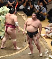 　大栄翔（左）にあえなく押し出され７敗目を喫した正代（撮影・園田高夫）