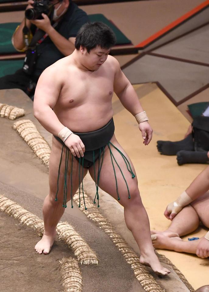 　千代嵐に敗れ土俵を降りる川副（撮影・園田高夫）