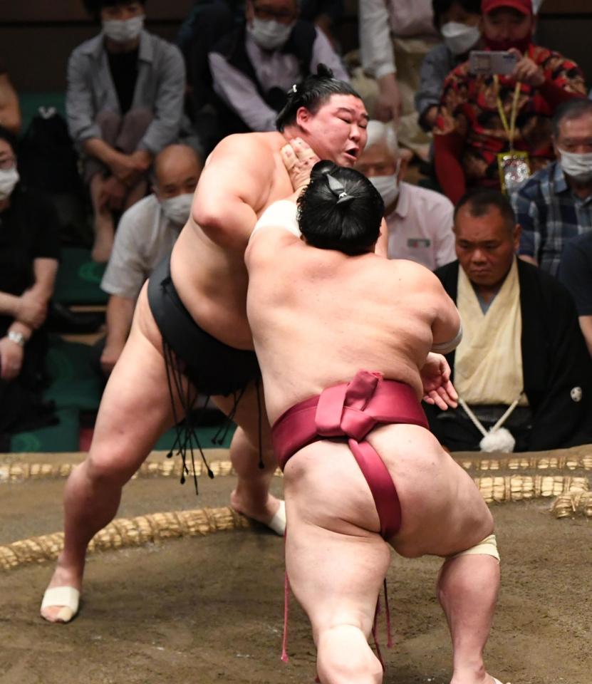 　大栄翔（手前）に押し出しで敗れ、７連敗の正代（撮影・開出牧）