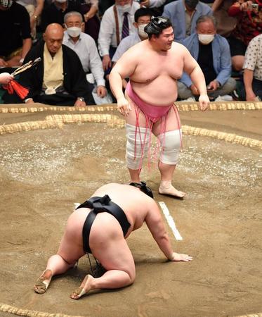 　宇良（上）に引き落としで敗れた正代（撮影・西岡正）