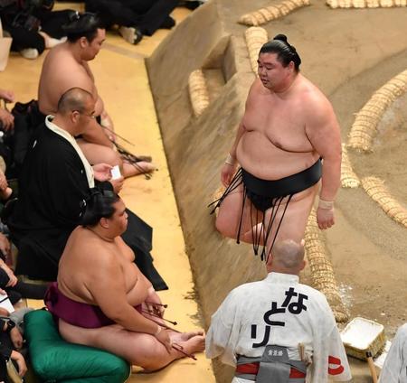 　宇良に引き落としで敗れ、力無く引き揚げる正代（右）＝撮影・西岡正