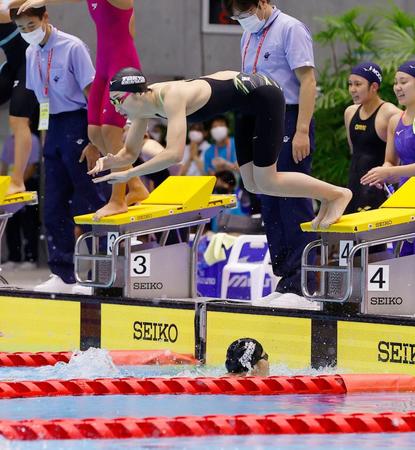 　成年女子４００㍍メドレーリレー決勝で東京の第３泳者・牧野紘子（下）から第４泳者・池江璃花子にリレー