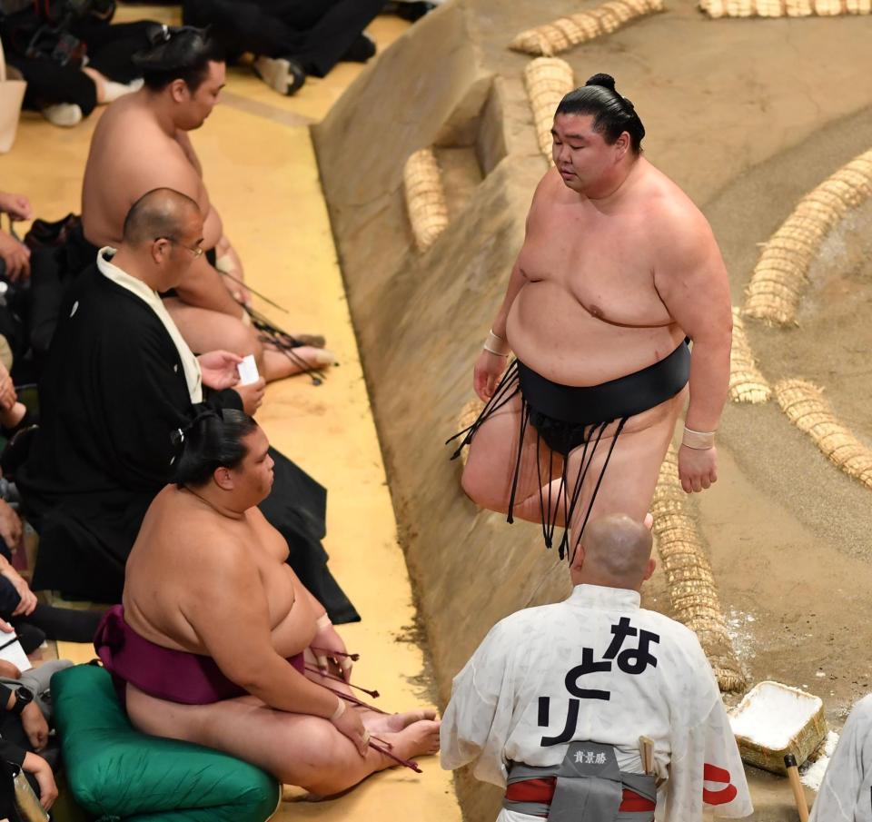 　宇良に引き落としで敗れ、力無く引き揚げる正代（右）＝撮影・西岡正