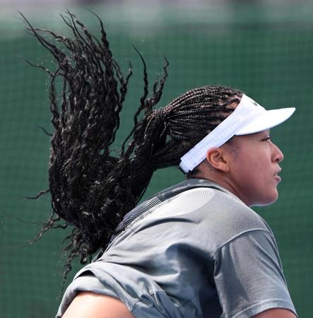 　練習中、髪の毛が舞う大坂なおみ（撮影・堀内翔）