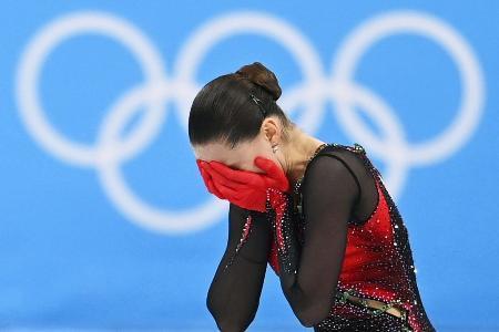 　北京冬季五輪でフィギュアスケートの女子フリーを終え、両手で顔を覆うカミラ・ワリエワ＝２月１７日、北京（共同）