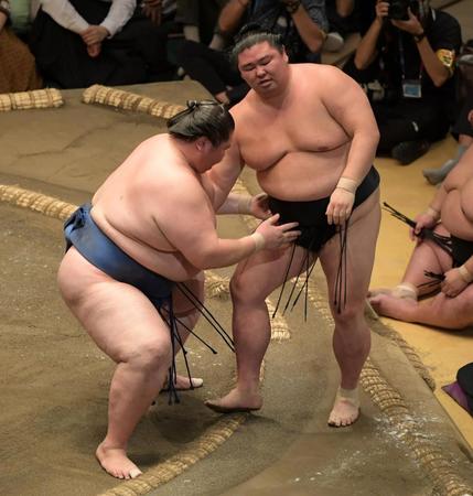 　逸ノ城に寄りきりで敗れる正代（右）＝撮影・三好信也