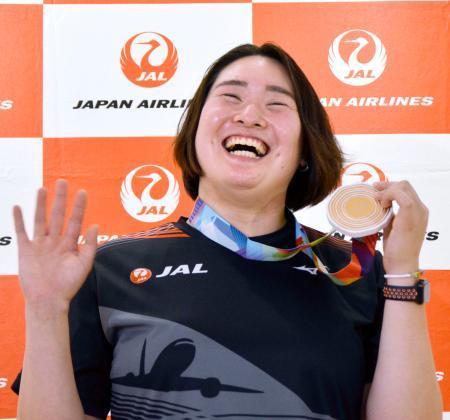 　記者会見後にポーズをとる陸上女子やり投げの北口榛花＝２０日、羽田空港