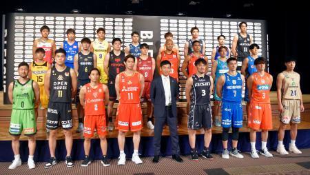 　バスケットボール男子Ｂリーグの開幕前記者会見で記念撮影に臨んだ１部（Ｂ１）各チームの選手たち＝２０日、東京都内
