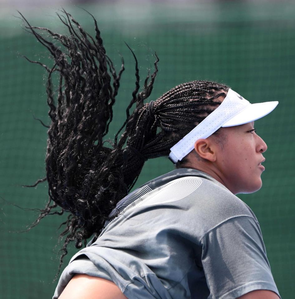 　練習中、髪の毛が舞う大坂なおみ（撮影・堀内翔）