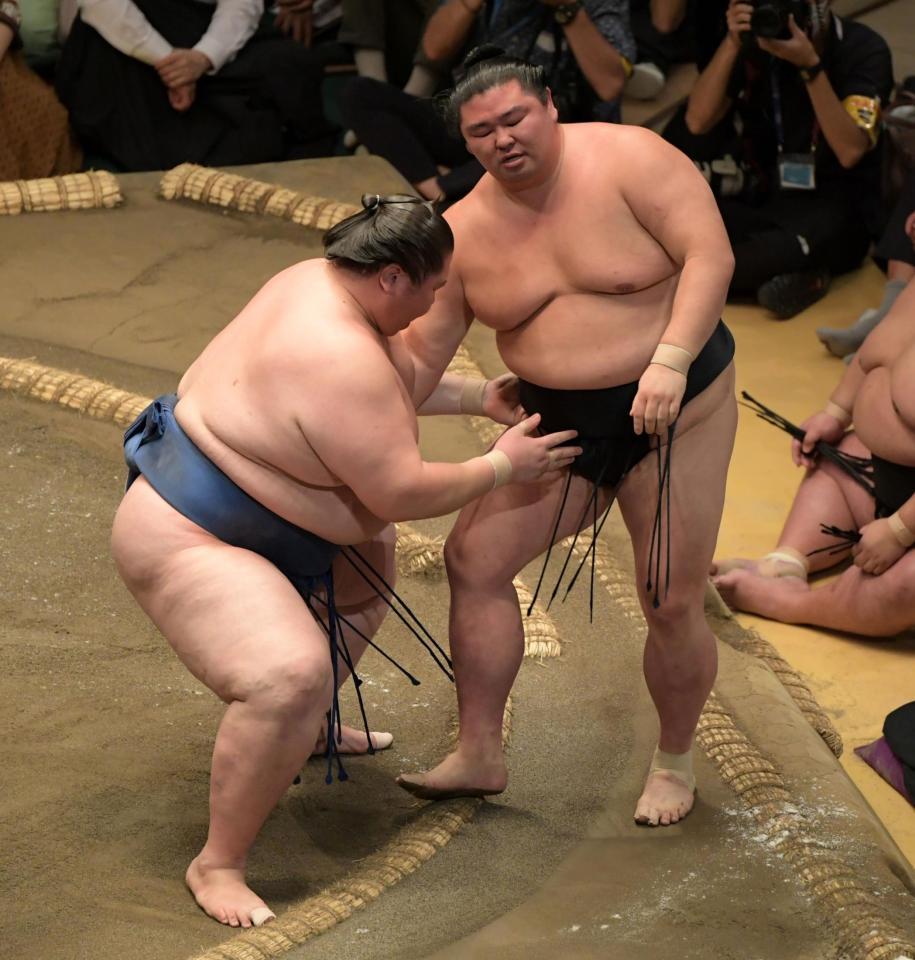 　逸ノ城に寄りきりで敗れる正代（右）＝撮影・三好信也