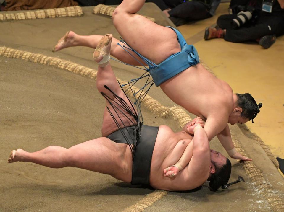 　豊昇龍に浴びせ倒しで敗れる貴景勝（下）＝撮影・三好信也