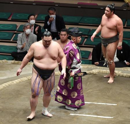 　勇磨（右）に敗れた朝乃山（撮影・佐々木彰尚）