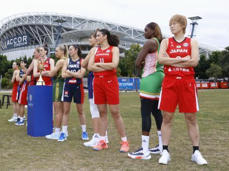 　バスケットボール女子ワールドカップの開幕を前に、各国の代表選手と記念写真に納まる日本の高田（右端）＝シドニー（共同）