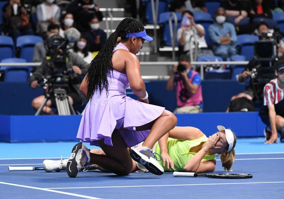 　左ヒザを痛めたサビルを心配そうに見守る大坂なおみ（撮影・金田祐二）