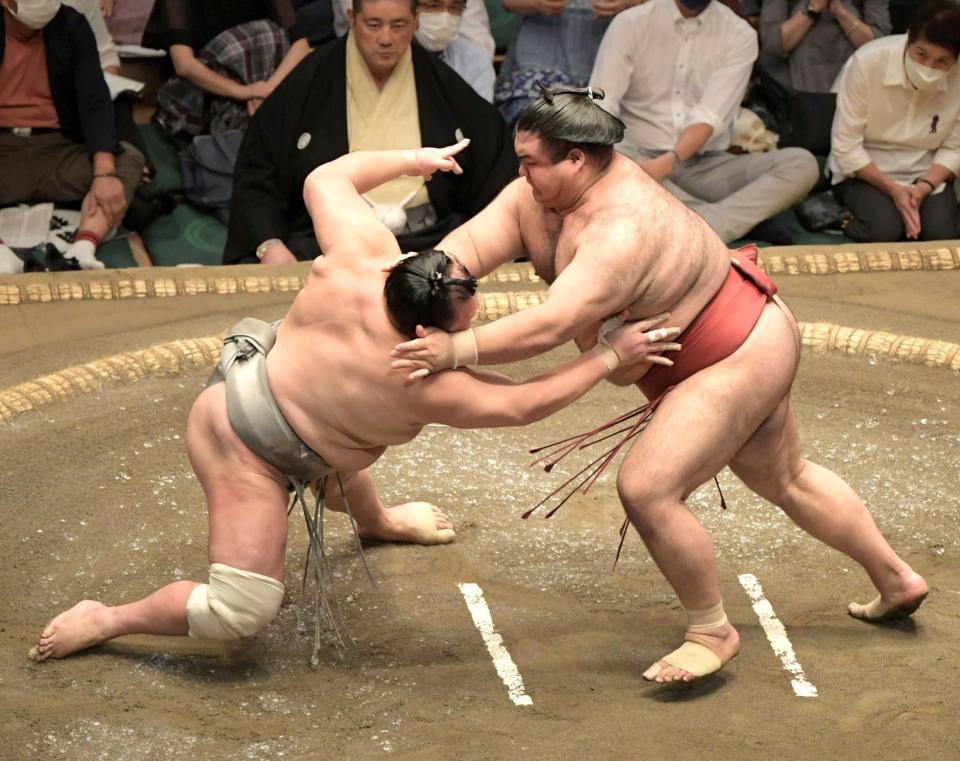 　全勝の北勝富士（左）に土をつけた高安（撮影・三好信也）
