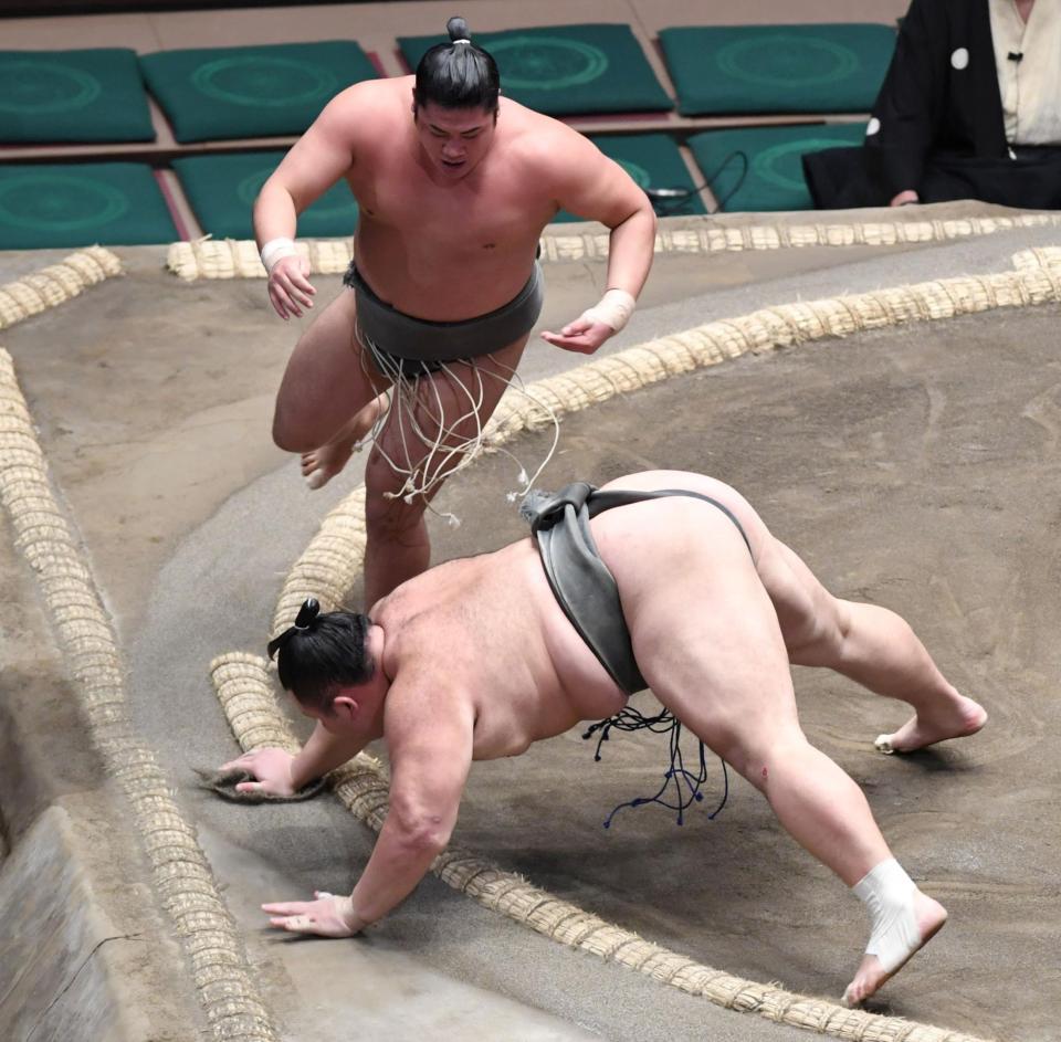 　勇磨（上）に敗れた朝乃山（撮影・棚橋慶太）