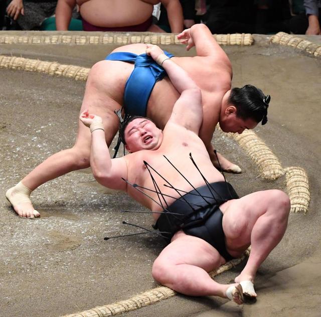 正代が無念の10敗目 豊昇龍の首投げで土俵上にあおむけ