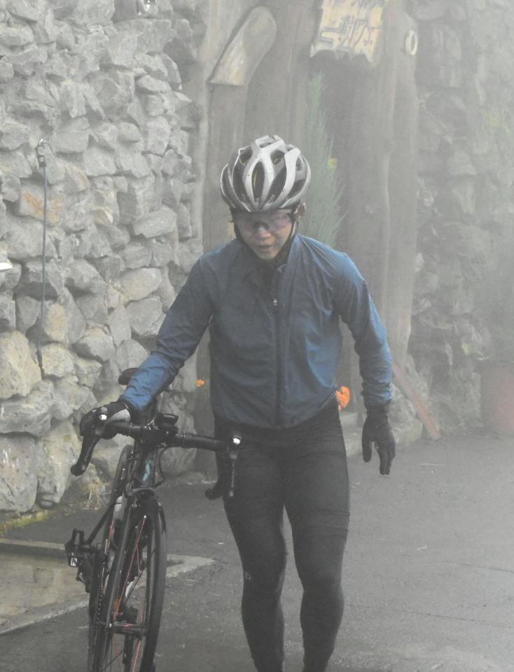 　濃霧の中で自転車トレーニングを行った高木美帆＝長野・菅平高原