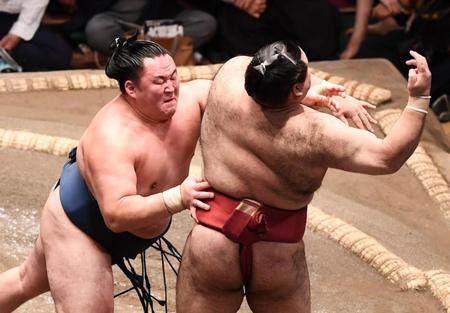 　高安（右）を押し出しで破り優勝を決めた玉鷲（撮影・園田高夫）