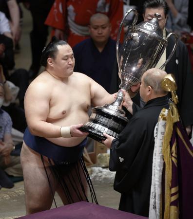 平幕玉鷲が２度目の優勝３７歳１０カ月、最年長