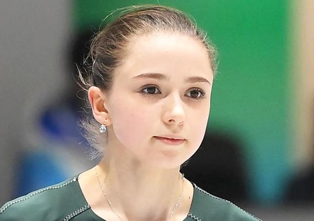 ドーピング問題いまだ揺れるワリエワが今季初演技で圧巻パフォーマンス　謎のモールス信号も