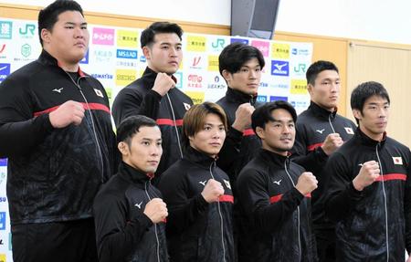 　世界選手権に向けて気合を入れた柔道男子代表の（後列左から）斉藤、飯田、増山、藤原、（前列左から）高藤、阿部、橋本、永瀬