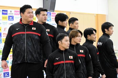 　世界選手権に向けて気合を入れた柔道男子代表の（後列左から）斉藤、飯田、増山、藤原、（前列左から）高藤、阿部、橋本、永瀬