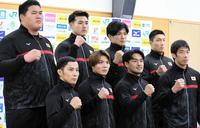 　世界選手権に向けて気合を入れた柔道男子代表の（後列左から）斉藤、飯田、増山、藤原、（前列左から）高藤、阿部、橋本、永瀬