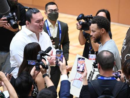 　談笑する宮城野親方（元白鵬）とステフィン・カリー（撮影・高石航平）