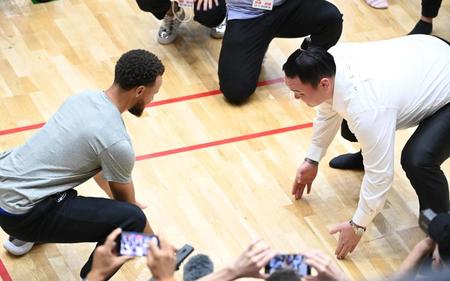 　ステフィン・カリー（左）と相撲する宮城野親方（元白鵬）＝撮影・高石航平