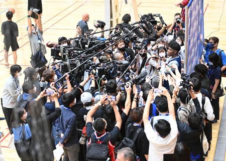 　大勢の報道陣に囲まれる八村塁（撮影・高石航平）