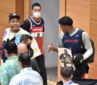 小錦氏にサムアップする八村塁＝都内（撮影・高石航平）