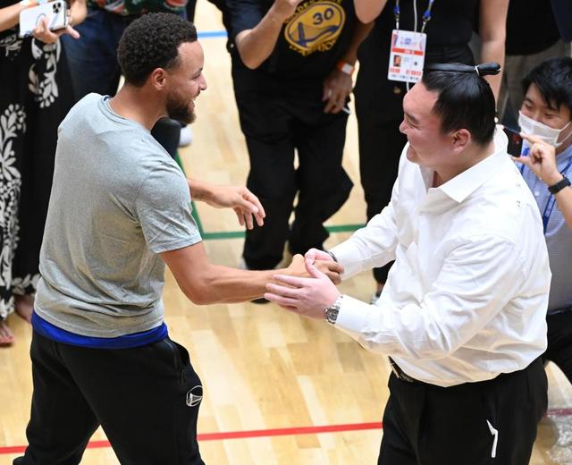 カリーと、バスケ大好き元白鵬の宮城野親方が相撲対決！？ＮＢＡ