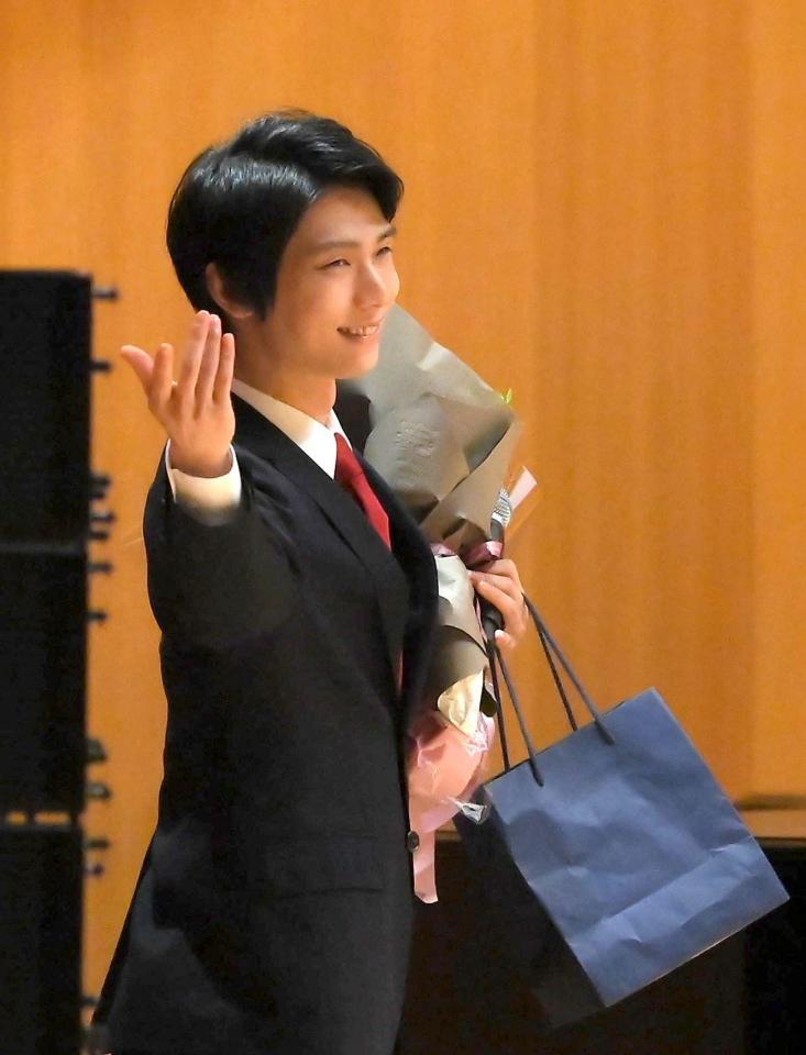 笑顔で降壇する羽生結弦さん＝東京オペラシティ（撮影・堀内翔）