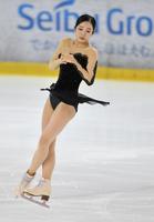 　ジャンプする本田真凜（撮影・西岡正）