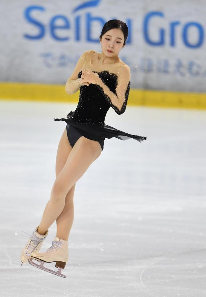 　ジャンプする本田真凜（撮影・西岡正）