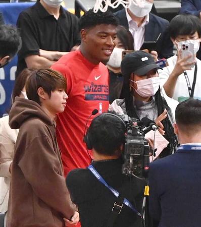 　試合前に記念撮影する（左から）堀米雄斗、八村塁、大坂なおみ