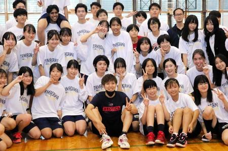 　玉川学園の生徒らと記念撮影をする町田（中央）